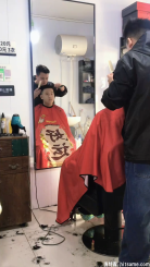 理完头发的老小孩