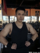 肌肉型男，浓眉大眼，英俊帅哥魅力展现。他，是一位拥有健硕肌肉的英俊帅哥，身形挺拔