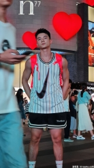 骗妈妈说到楼下倒垃圾，其实已经被拐到杭州in77站街了小狼狗男友 纯情男孩