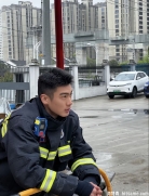 消防员肌肉帅哥：英俊面容搭配完美身材。这位消防员肌肉帅哥，不仅拥有英俊非凡的面容