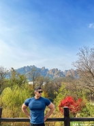 别伤心，哥的肩膀给你靠。双开门身材 宽肩窄腰 爬山