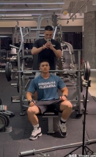 可以看看你们的大胸肌和粗手臂嘛？