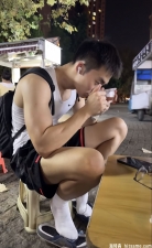 肌肉正太弟弟偷吃被抓现行。可爱的肌肉正太弟弟，在偷吃夜宵时被家人逮个正着，一脸无